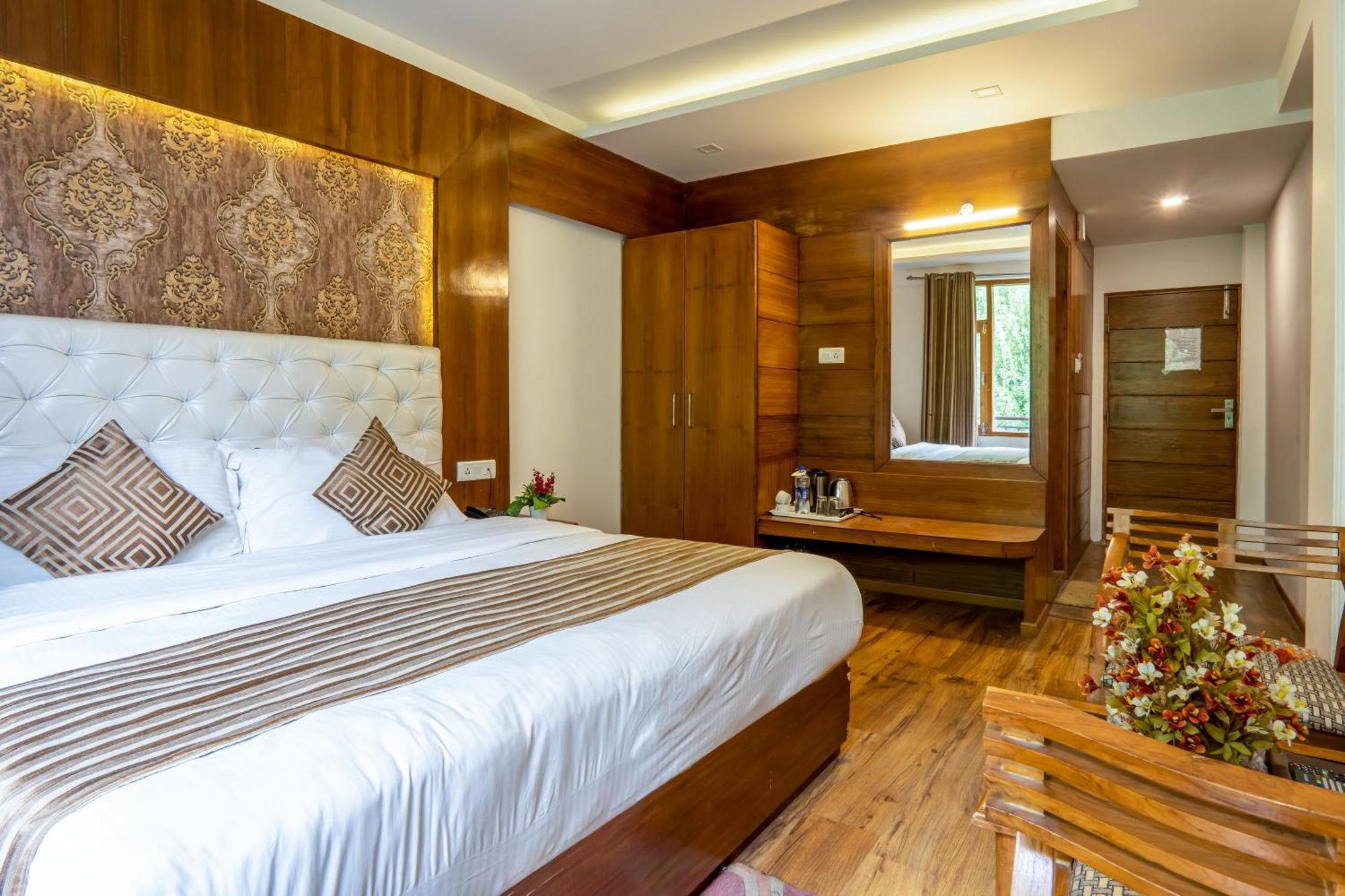 Pristine Inn Manali Buitenkant foto